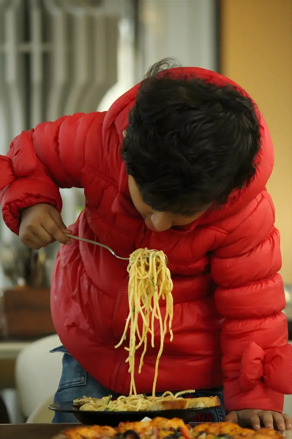 A young guest twirling spaghetti
