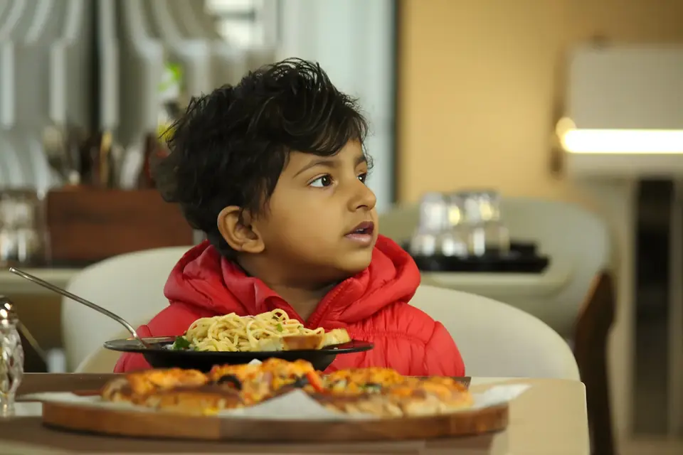 A young guest with pizza and a mocktail